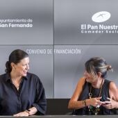Patricia Cavada junto a la presidenta de la asociación El Pan Nuestro, Alejandra Teresa