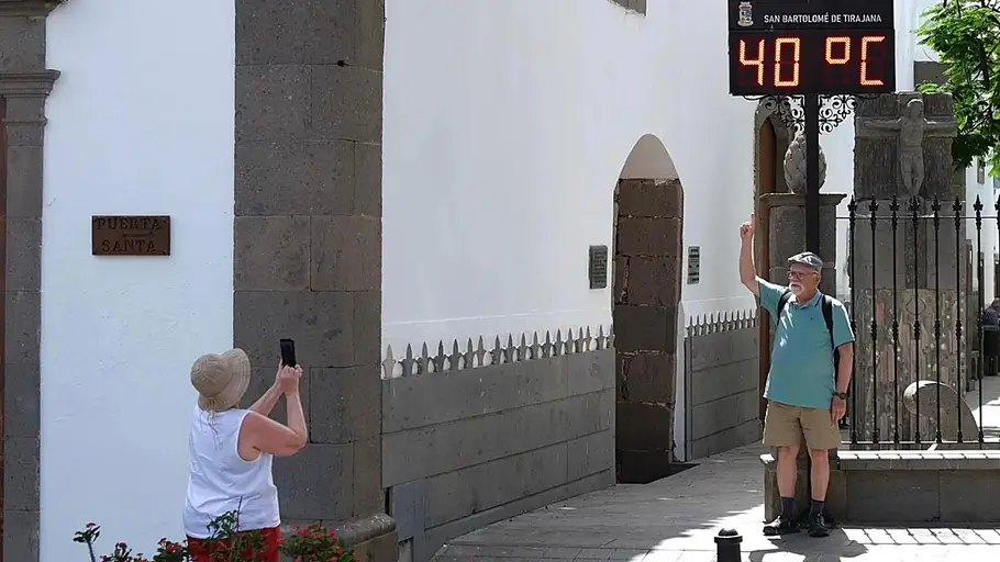 Un turista posa ante el termómetro que marca 40 grados en Tunte. (Juan Carlos Alonso) Un turista posa ante el termómetro que marca 40 grados en Tunte. (Juan Carlos Alonso)