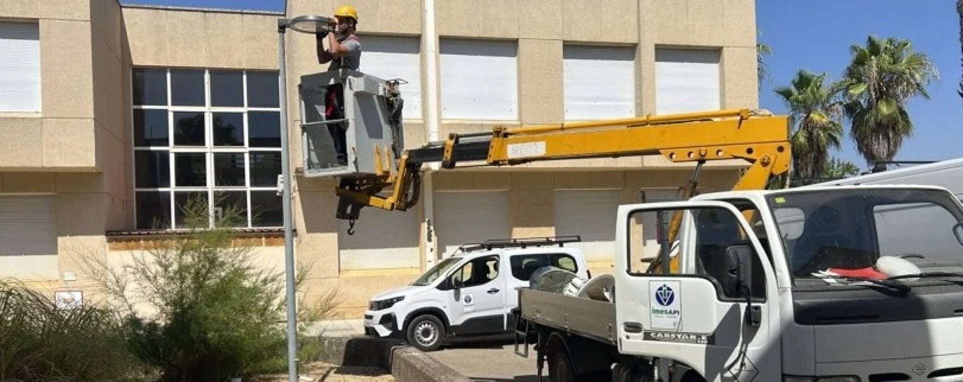 La UEx culmina la renovación del alumbrado exterior de los campus de Badajoz y Cáceres con un 85% de ahorro energético La UEx culmina la renovación del alumbrado exterior de los campus de Badajoz y Cáceres con un 85% de ahorro energético