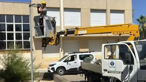 La UEx culmina la renovación del alumbrado exterior de los campus de Badajoz y Cáceres con un 85% de ahorro energético La UEx culmina la renovación del alumbrado exterior de los campus de Badajoz y Cáceres con un 85% de ahorro energético