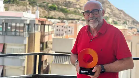 El concejal de Innovación, Luis Morata, con la distinción recibida El concejal de Innovación, Luis Morata, con la distinción recibida