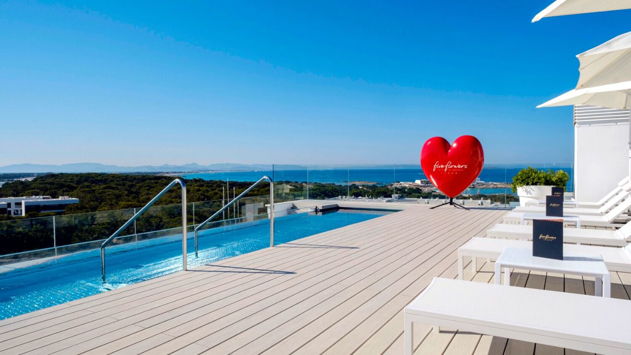 Disfruta del eclipse en el Rooftop del Hotel Five Flowers en Formentera Disfruta del eclipse en el Rooftop del Hotel Five Flowers en Formentera