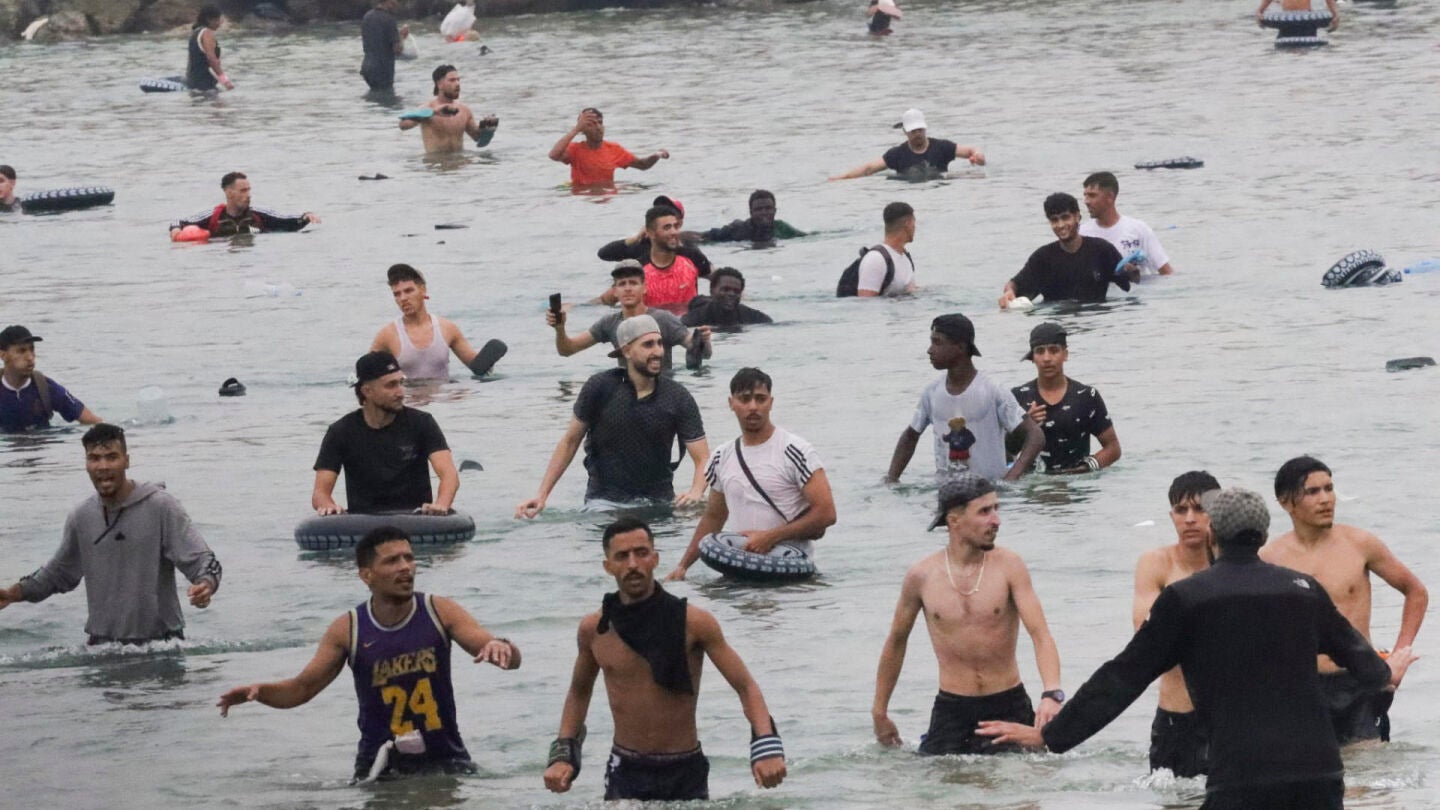 Migrantes llegando a nado a Ceuta