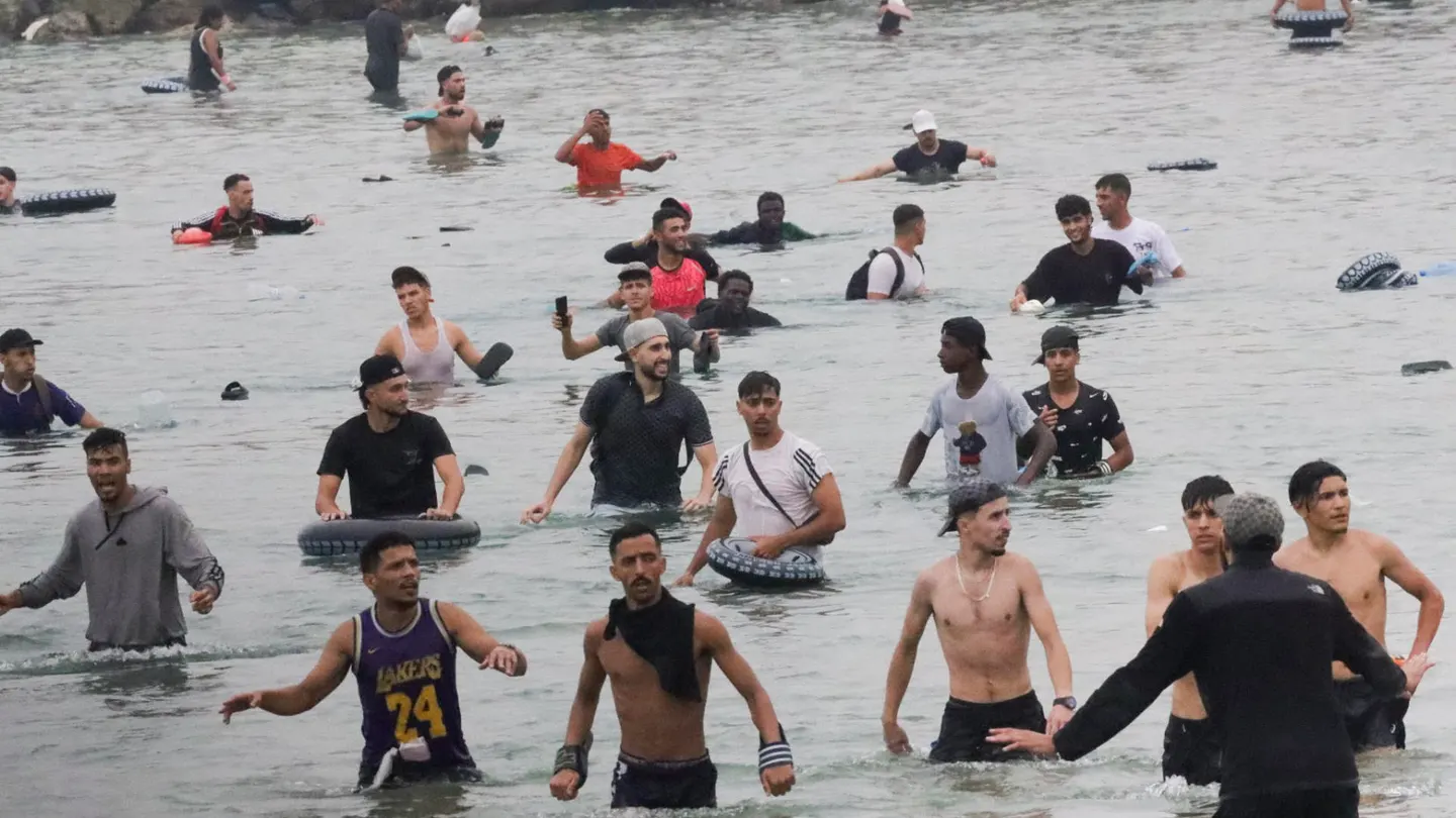 Migrantes llegando a nado a Ceuta Migrantes llegando a nado a Ceuta