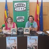 La alcaldesa de Bigastro, Teresa Belmonte, y el concejal de Fiestas, Manuel Giménez, en el set de Onda Cero Vega Baja