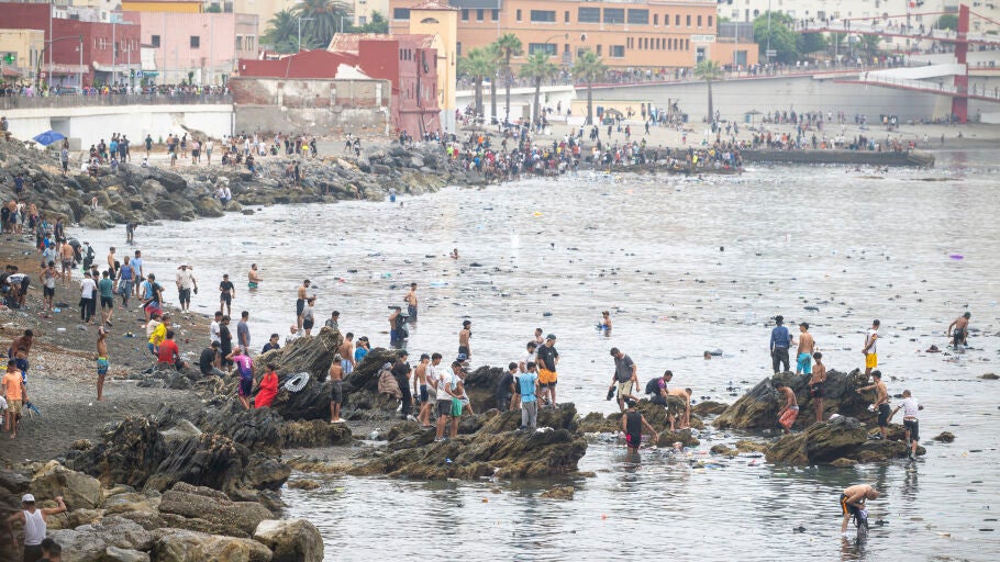 La ciudad aut&oacute;noma de Ceuta ha amanecido con numerosas personas que segu&iacute;an entrando desde Marruecos a primera hora