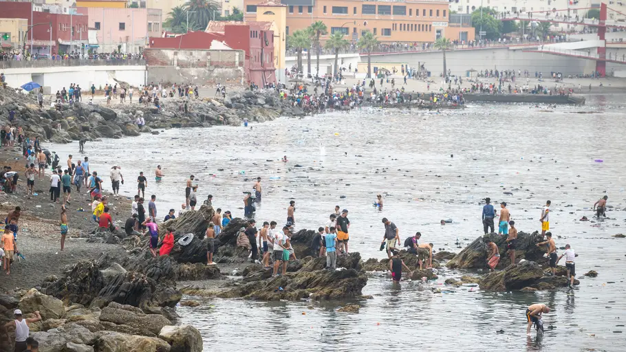 La ciudad autónoma de Ceuta ha amanecido con numerosas personas que seguían entrando desde Marruecos a primera hora La ciudad autónoma de Ceuta ha amanecido con numerosas personas que seguían entrando desde Marruecos a primera hora