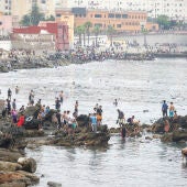 La ciudad autónoma de Ceuta ha amanecido con numerosas personas que seguían entrando desde Marruecos a primera hora