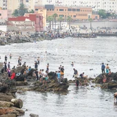 La ciudad autónoma de Ceuta ha amanecido con numerosas personas que seguían entrando desde Marruecos a primera hora La ciudad autónoma de Ceuta ha amanecido con numerosas personas que seguían entrando desde Marruecos a primera hora
