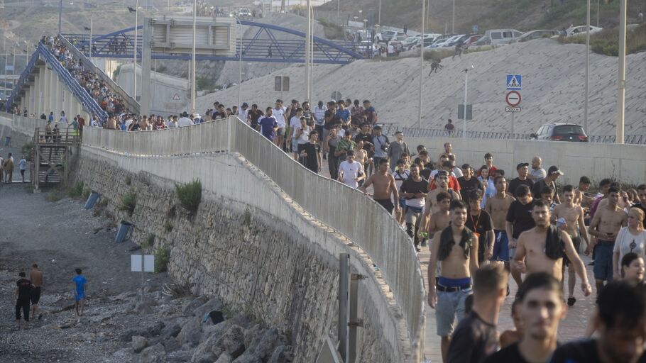 Decenas de migrantes celebran haber traspasado la frontera entre Ceuta y Marruecos, a 31 de julio de 2026, en Madrid (Espa&ntilde;a).