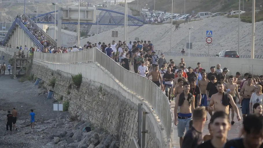 Decenas de migrantes celebran haber traspasado la frontera entre Ceuta y Marruecos, a 31 de julio de 2026, en Madrid (España). Decenas de migrantes celebran haber traspasado la frontera entre Ceuta y Marruecos, a 31 de julio de 2026, en Madrid (España).