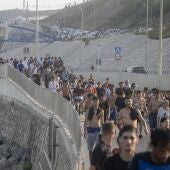 Decenas de migrantes celebran haber traspasado la frontera entre Ceuta y Marruecos, a 31 de julio de 2026, en Madrid (España).