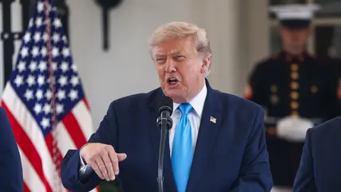 El presidente Donald Trump anuncia un programa para permitir a los veteranos acelerar su carrera en el transporte comercial por carretera, frente a la Casa Blanca en Washington D. C., EE. UU., el 30 de julio de 2026. El presidente Donald Trump anuncia un programa para permitir a los veteranos acelerar su carrera en el transporte comercial por carretera, frente a la Casa Blanca en Washington D. C., EE. UU., el 30 de julio de 2026.