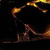 Vista aérea del casco antiguo iluminado de Almedina Vista aérea del casco antiguo iluminado de Almedina