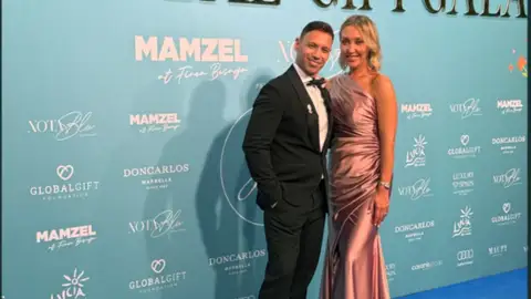 Manuel Spinosa junto a su esposa. Manuel Spinosa junto a su esposa.