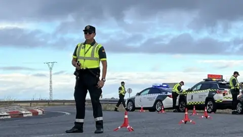La autovía A-66 se cortará este viernes a la altura de Cáceres en sentido Gijón para retirar un vehículo incendiado La autovía A-66 se cortará este viernes a la altura de Cáceres en sentido Gijón para retirar un vehículo incendiado
