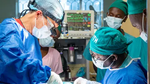 La Fundación Bisturí Solidario culmina su campaña en Uganda con más de 100 procedimientos quirúrgicos y una gran labor formativa La Fundación Bisturí Solidario culmina su campaña en Uganda con más de 100 procedimientos quirúrgicos y una gran labor formativa