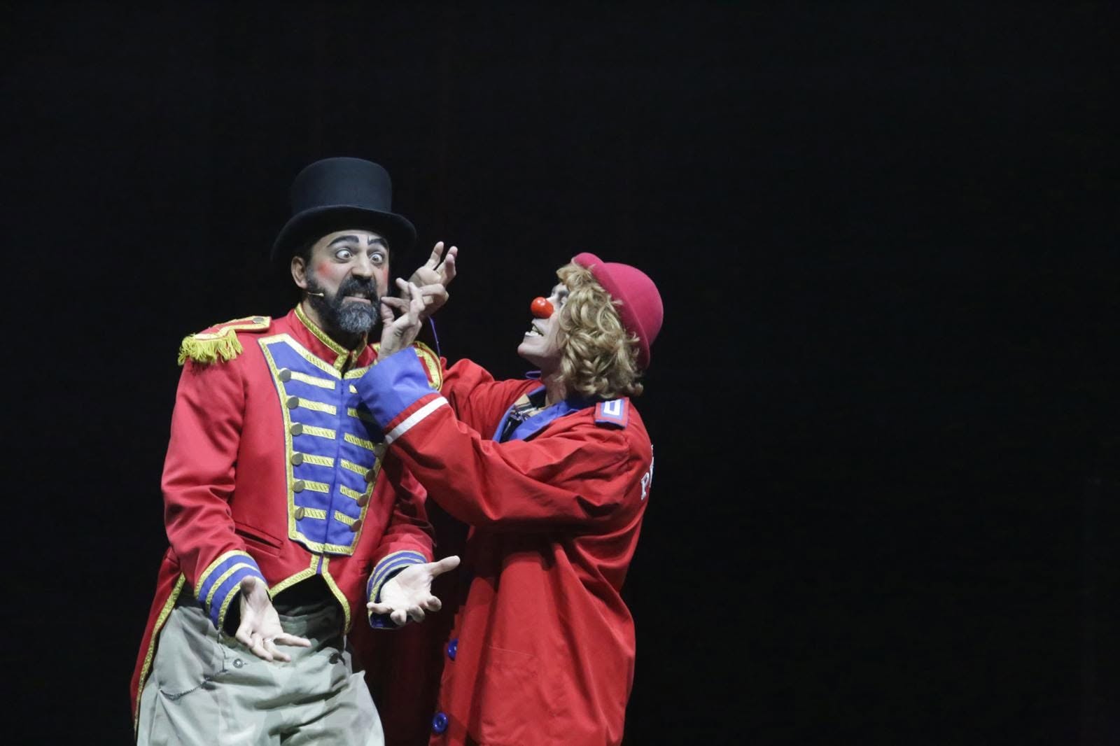 Los derechos laborales explicados por dos payasos piruleta en 'El Circo del Señor Julián' Los derechos laborales explicados por dos payasos piruleta en 'El Circo del Señor Julián'