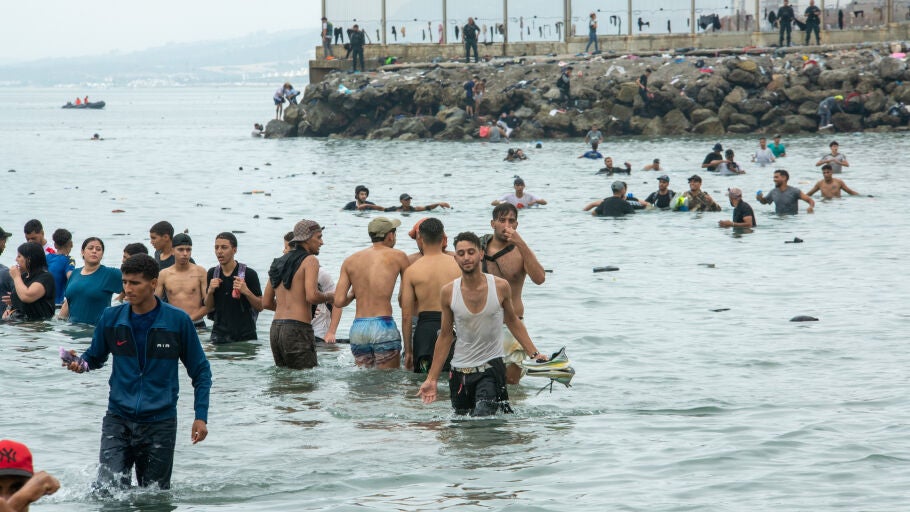 Cientos de migrantes intentan nadar desde Marruecos hasta la ciudad espa&ntilde;ola de Ceuta, en el norte de &Aacute;frica.