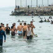 Cientos de migrantes intentan nadar desde Marruecos hasta la ciudad española de Ceuta, en el norte de África.