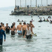 Cientos de migrantes intentan nadar desde Marruecos hasta la ciudad española de Ceuta, en el norte de África. Cientos de migrantes intentan nadar desde Marruecos hasta la ciudad española de Ceuta, en el norte de África.
