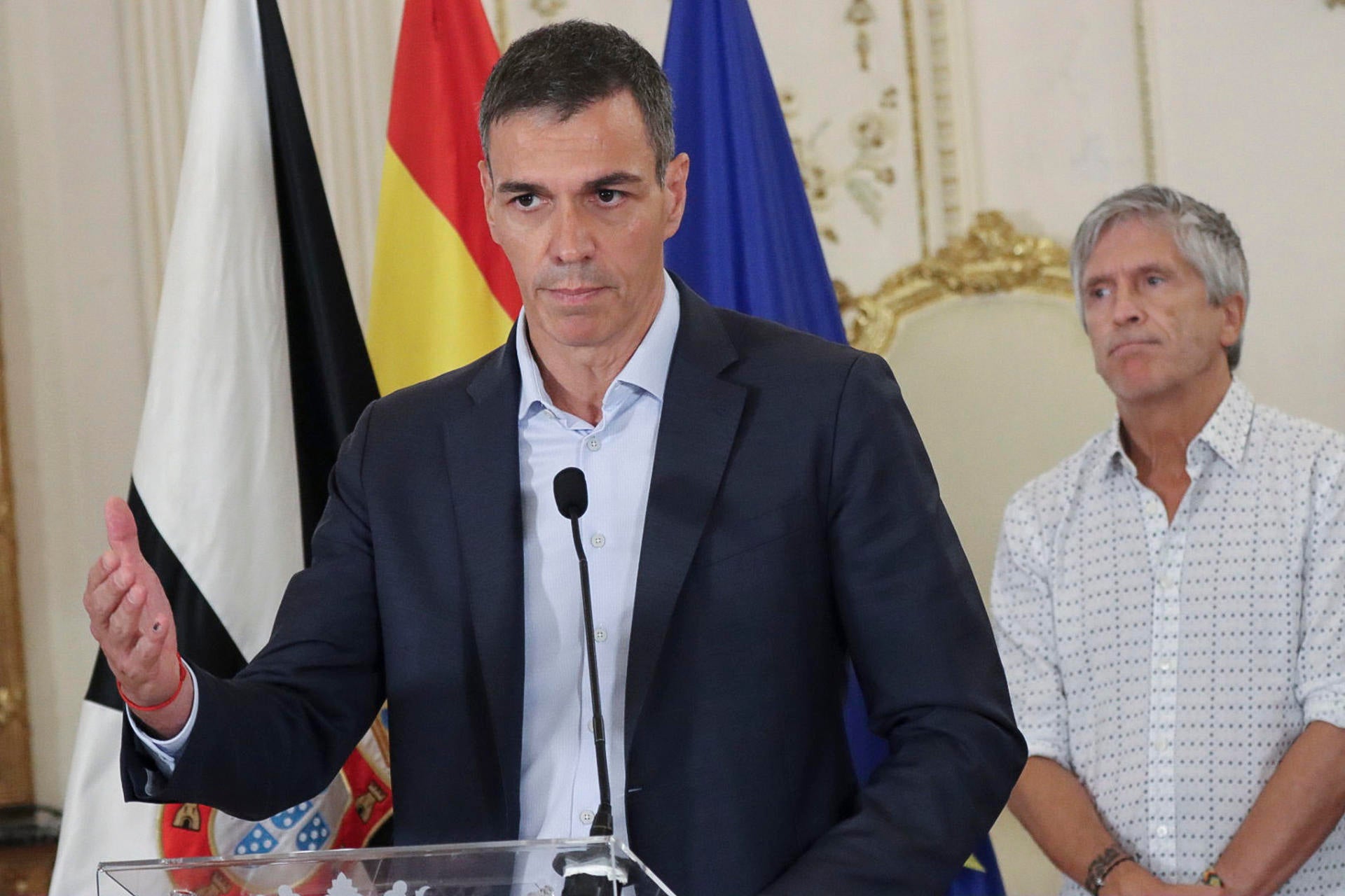 Sánchez condena la "violación de la integridad territorial de España", atribuye a las mafias el "ataque" a Ceuta y anuncia el despliegue de boyas Sánchez condena la "violación de la integridad territorial de España", atribuye a las mafias el "ataque" a Ceuta y anuncia el despliegue de boyas