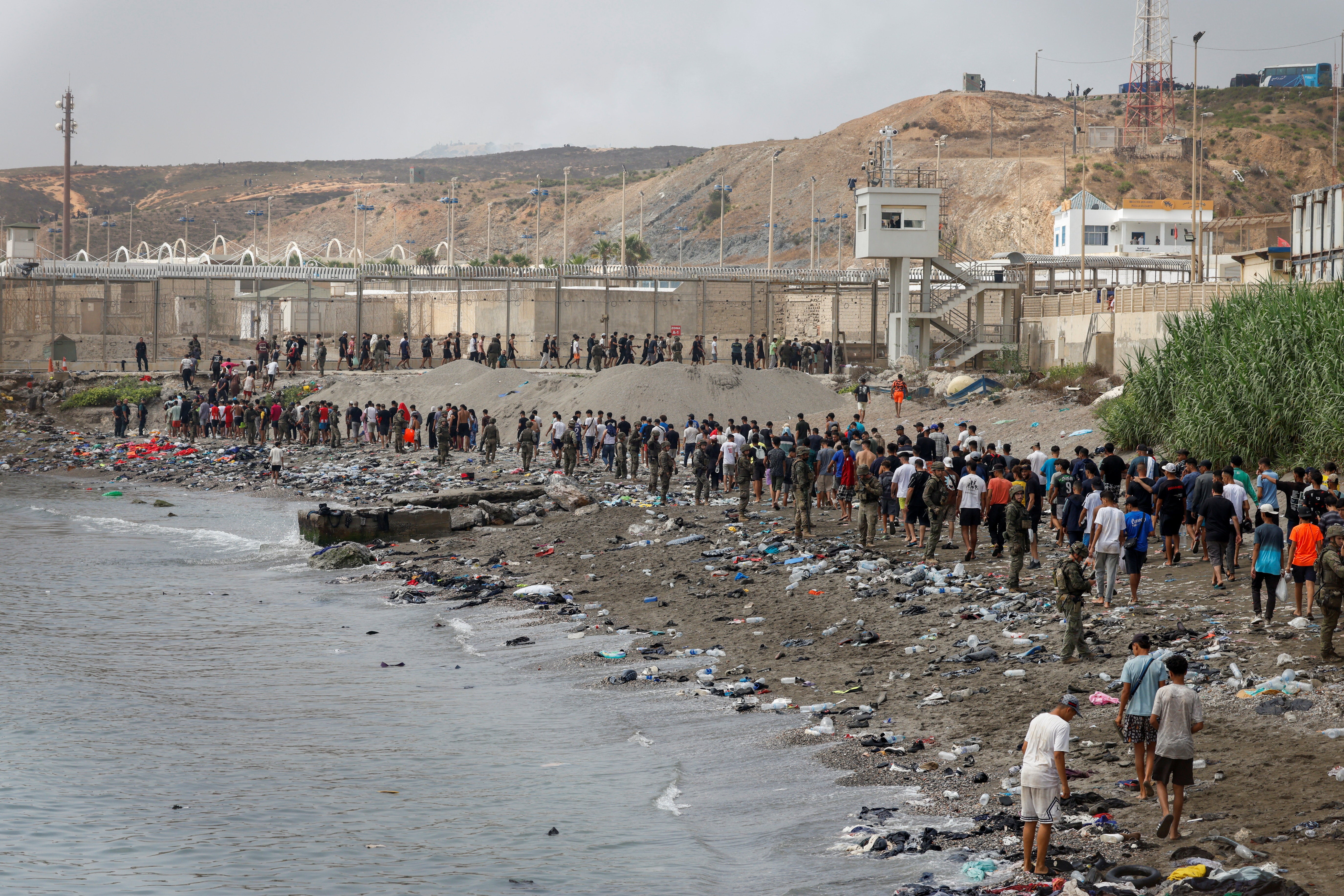 Interior afirma que más de 40.000 migrantes ya han vuelto a Marruecos mientras que el último balance de muertos asciende a 57 Interior afirma que más de 40.000 migrantes ya han vuelto a Marruecos mientras que el último balance de muertos asciende a 57