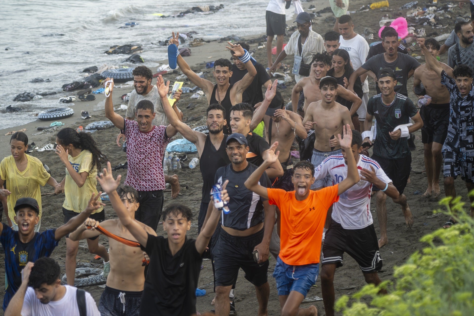 Así vive Ceuta la llegada masiva de migrantes de Marruecos: "Esto es una invasión, hay que poner al Ejército" Así vive Ceuta la llegada masiva de migrantes de Marruecos: "Esto es una invasión, hay que poner al Ejército"