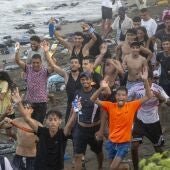Decenas de migrantes celebran haber traspasado la frontera entre Ceuta y Marruecos.