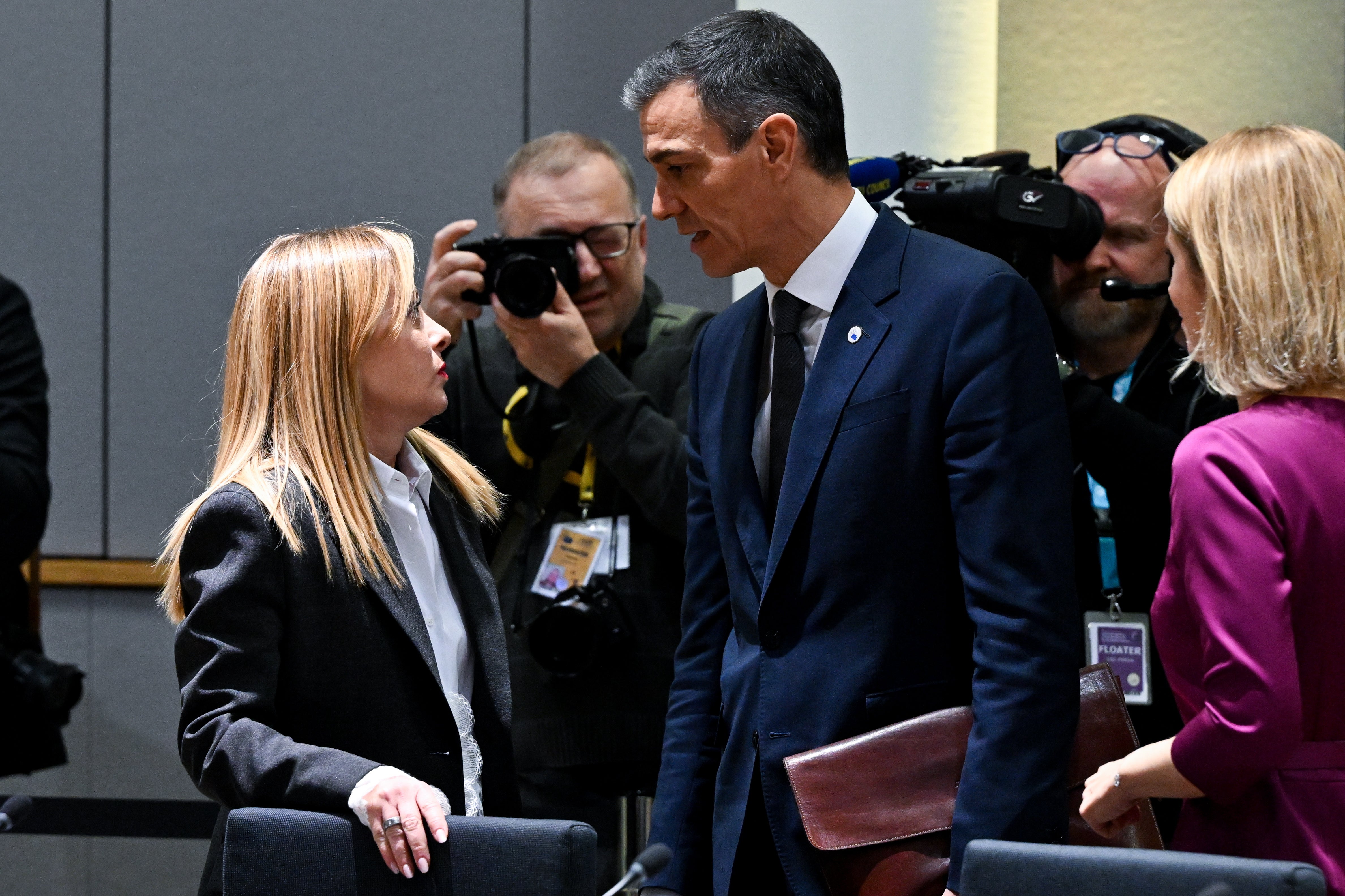 Italia ve "inaceptable" la reacción de España de suspender Schengen y carga contra Sánchez por "dramatizar" mientras Bruselas media entre ambos: "Los controles son temporales" Italia ve "inaceptable" la reacción de España de suspender Schengen y carga contra Sánchez por "dramatizar" mientras Bruselas media entre ambos: "Los controles son temporales"