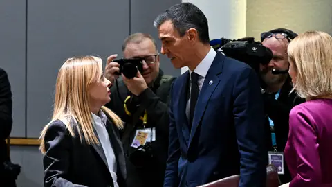La primera ministra italiana, Giorgia Meloni (izq.), conversa con el presidente del Gobierno español, Pedro Sánchez, durante la cumbre extraordinaria de la UE en Bruselas. La primera ministra italiana, Giorgia Meloni (izq.), conversa con el presidente del Gobierno español, Pedro Sánchez, durante la cumbre extraordinaria de la UE en Bruselas.