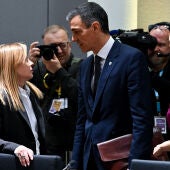 La primera ministra italiana, Giorgia Meloni (izq.), conversa con el presidente del Gobierno español, Pedro Sánchez, durante la cumbre extraordinaria de la UE en Bruselas.