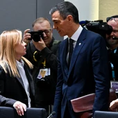 La primera ministra italiana, Giorgia Meloni (izq.), conversa con el presidente del Gobierno español, Pedro Sánchez, durante la cumbre extraordinaria de la UE en Bruselas. La primera ministra italiana, Giorgia Meloni (izq.), conversa con el presidente del Gobierno español, Pedro Sánchez, durante la cumbre extraordinaria de la UE en Bruselas.