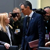 La primera ministra italiana, Giorgia Meloni (izq.), conversa con el presidente del Gobierno español, Pedro Sánchez, durante la cumbre extraordinaria de la UE en Bruselas. La primera ministra italiana, Giorgia Meloni (izq.), conversa con el presidente del Gobierno español, Pedro Sánchez, durante la cumbre extraordinaria de la UE en Bruselas.