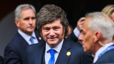 Milei acusa a Sánchez tras la crisis migratoria en Ceuta: "Usa a esos inmigrantes para nacionalizarlos y que voten por él" Milei acusa a Sánchez tras la crisis migratoria en Ceuta: "Usa a esos inmigrantes para nacionalizarlos y que voten por él"