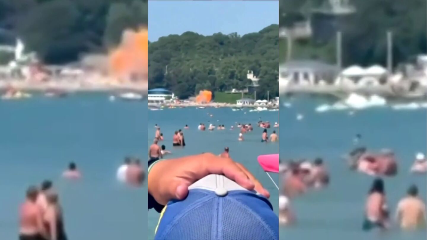 Momento de la explosi&oacute;n del dron en la playa de Crimea