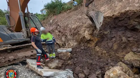 Los Bomberos del Ayuntamiento de Santander durante la actuación, en Orejo Los Bomberos del Ayuntamiento de Santander durante la actuación, en Orejo