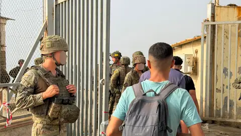 Continúa el goteo de salidas de personas desde Ceuta hasta Marruecos en la frontera del Tarajal Continúa el goteo de salidas de personas desde Ceuta hasta Marruecos en la frontera del Tarajal