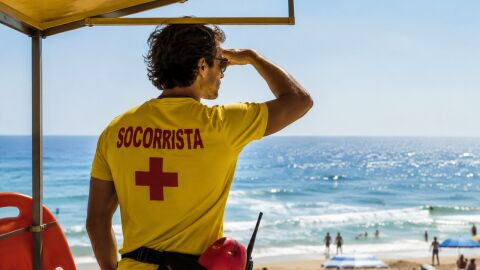 Un socorrista a la torre de vigilància vetla per evitar els ofegaments Un socorrista a la torre de vigilància vetla per evitar els ofegaments