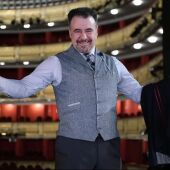 Carlos Álvarez en los escenarios, disfrutando de su trabajo. 