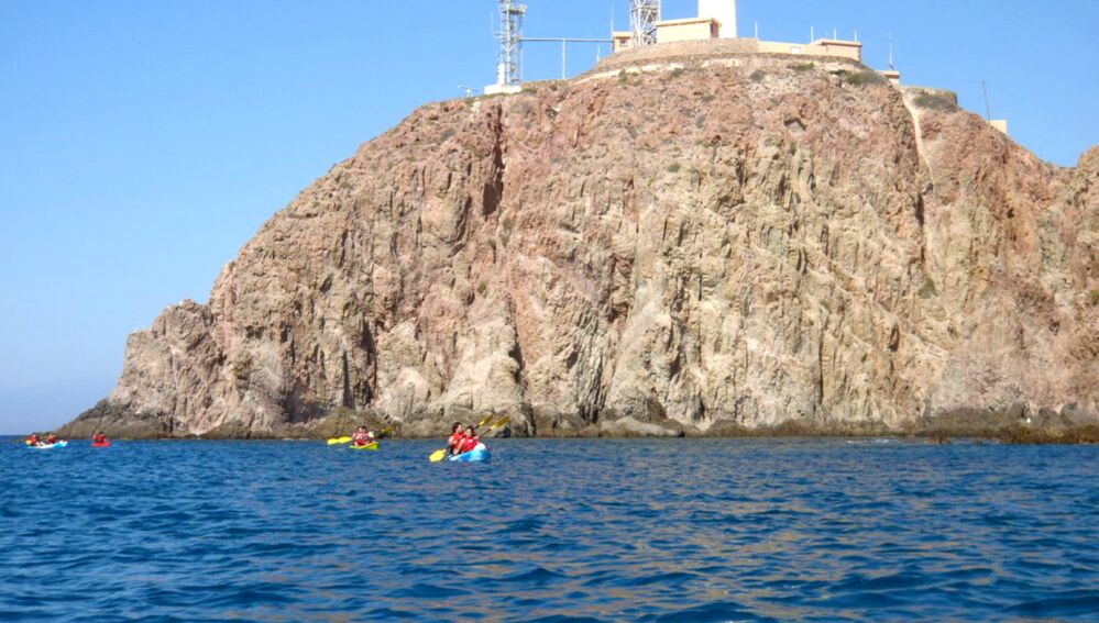 Actividad con kayak en el Parque Natural del Cabo de Gata.