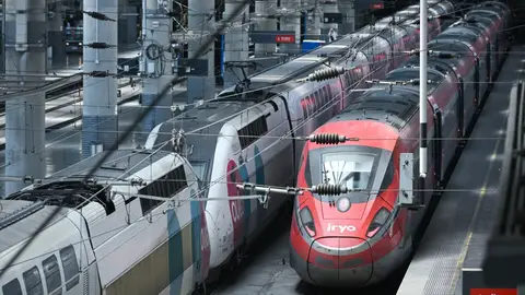 Dos trenes en la Estación de Madrid Puerta de Atocha - Almudena Grandes, en una imagen de archivo. Dos trenes en la Estación de Madrid Puerta de Atocha - Almudena Grandes, en una imagen de archivo.