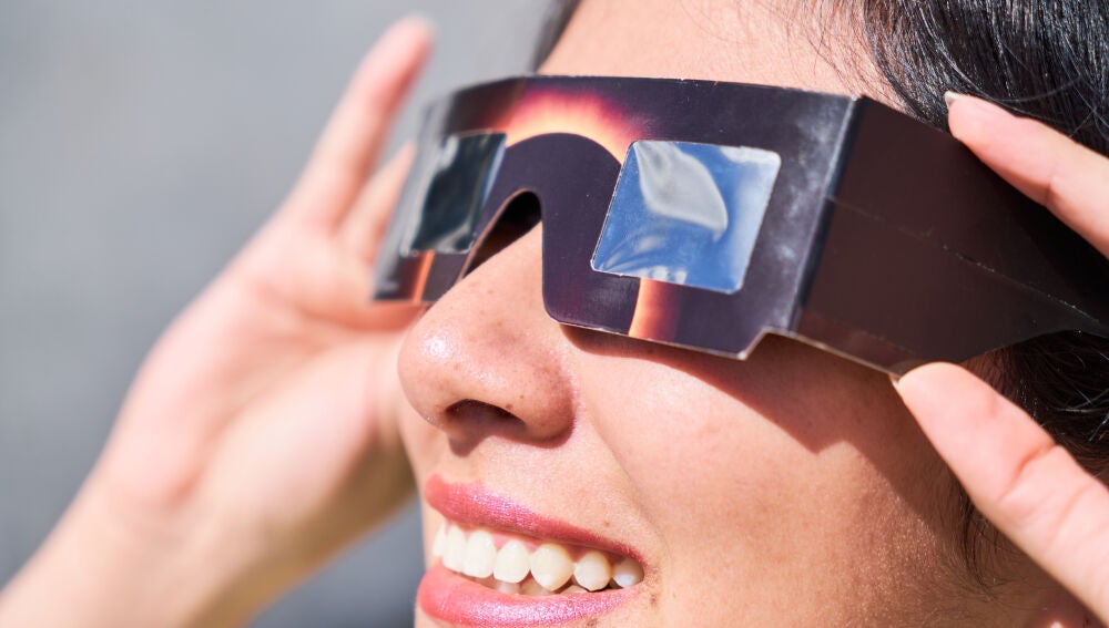 Mujer con gafas solares para el eclipse/ SOLTOUR/ Europa Press