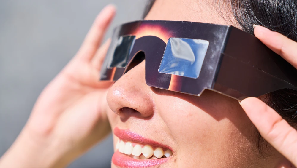 Mujer con gafas solares para el eclipse/ SOLTOUR/ Europa Press Mujer con gafas solares para el eclipse/ SOLTOUR/ Europa Press