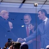 Sánchez saluda a Trump durante la final del Mundial 2026 de fútbol