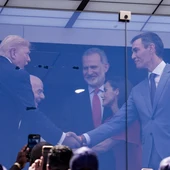 Sánchez saluda a Trump durante la final del Mundial 2026 de fútbol Sánchez saluda a Trump durante la final del Mundial 2026 de fútbol