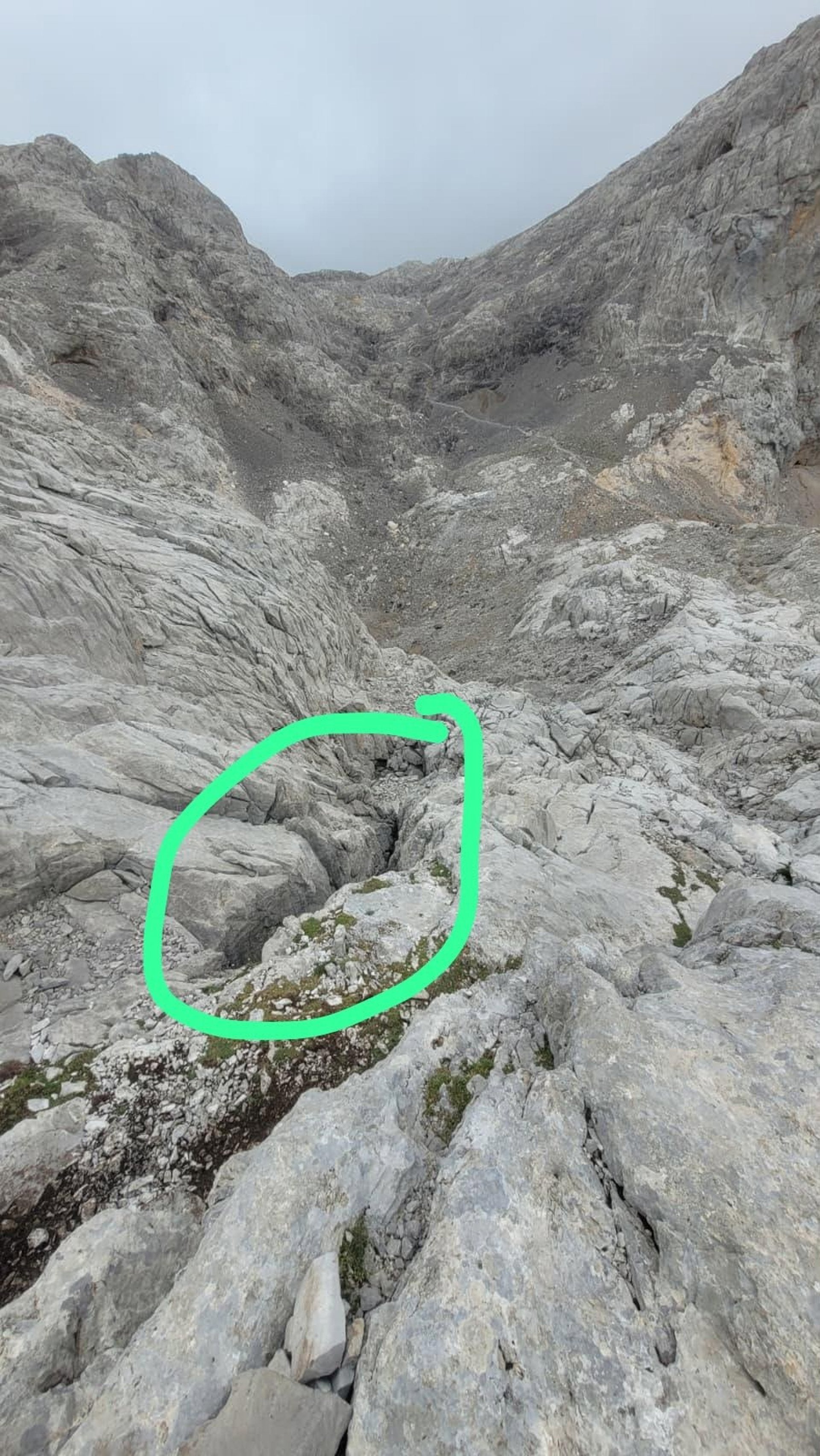Retiran una tonelada de residuos en una sima de difícil acceso en los Picos de Europa Retiran una tonelada de residuos en una sima de difícil acceso en los Picos de Europa