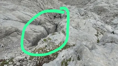 Retiran una tonelada de residuos en una sima de difícil acceso en los Picos de Europa Retiran una tonelada de residuos en una sima de difícil acceso en los Picos de Europa