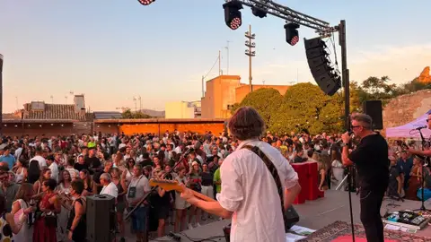 El Tardeo con la DO arrasa de nuevo: llena el Patio de Armas de Requena y recauda 1.400€ para AMACMA D8 El Tardeo con la DO arrasa de nuevo: llena el Patio de Armas de Requena y recauda 1.400€ para AMACMA D8