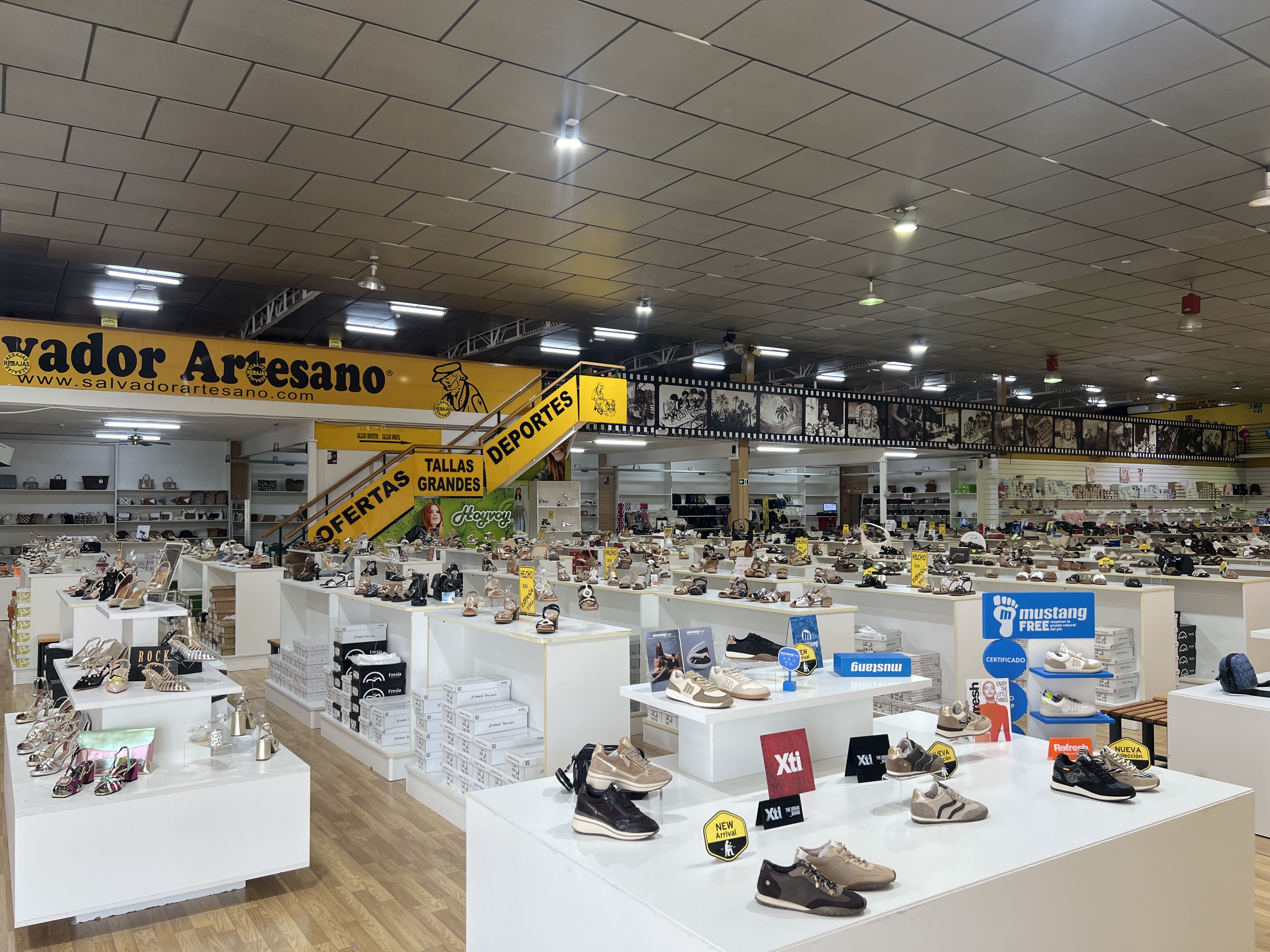 La tienda de Salvador Artesano en Elche, uno de los mayores espacios especializados de calzado La tienda de Salvador Artesano en Elche, uno de los mayores espacios especializados de calzado